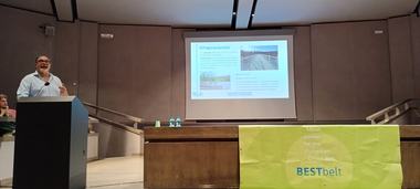 Ezio Benedetti - coordinatore dei progetti UE del GECT GO - illustra ai partecipanti i risultati della cooperazione transfrontaliera